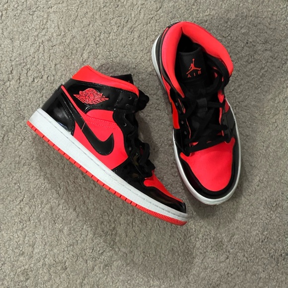 Air Jordan 1 Mid Bred - Picture 1 of 8
